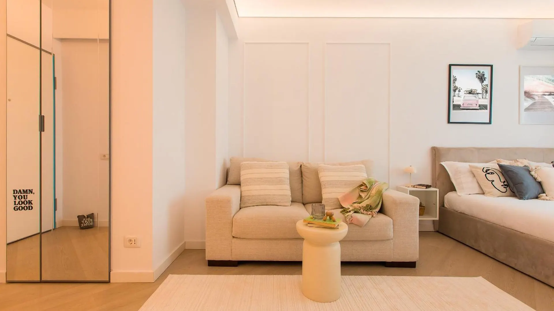 Elegant High-Rise Studio - Cortina North Voluntari Romania