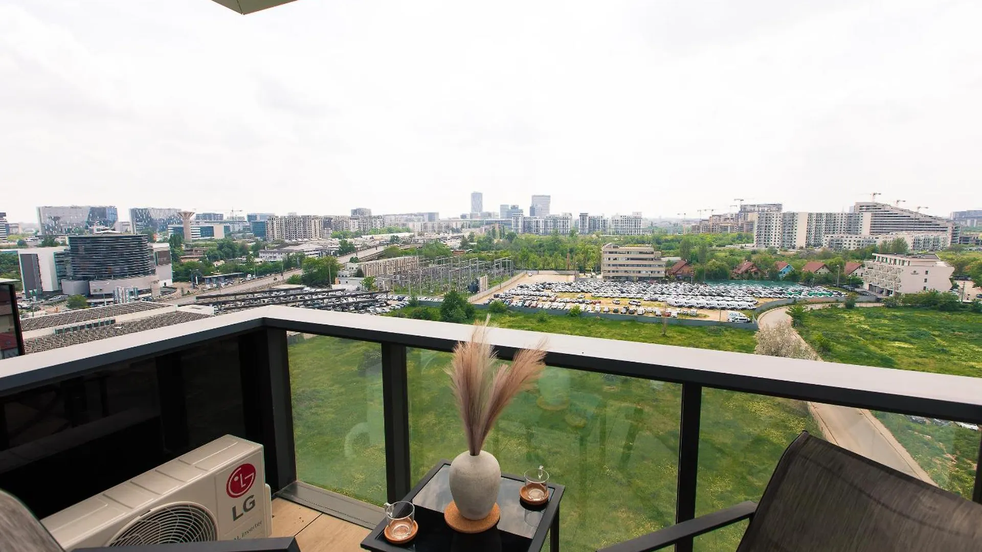 Elegant High-Rise Studio - Cortina North Voluntari Apartment