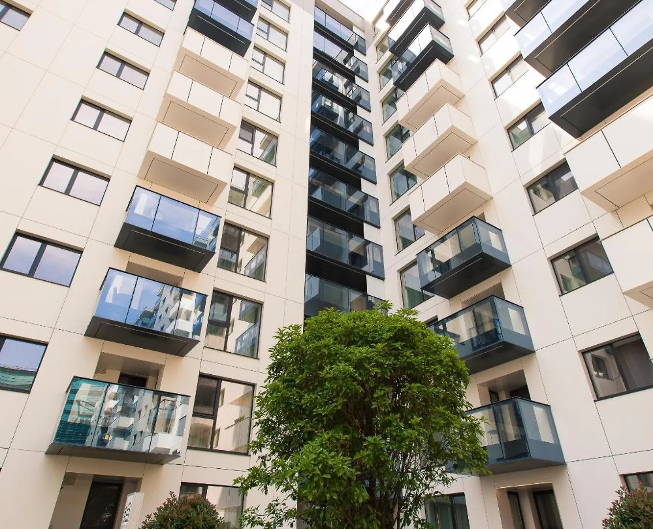 Elegant High-Rise Studio - Cortina North Voluntari Romania