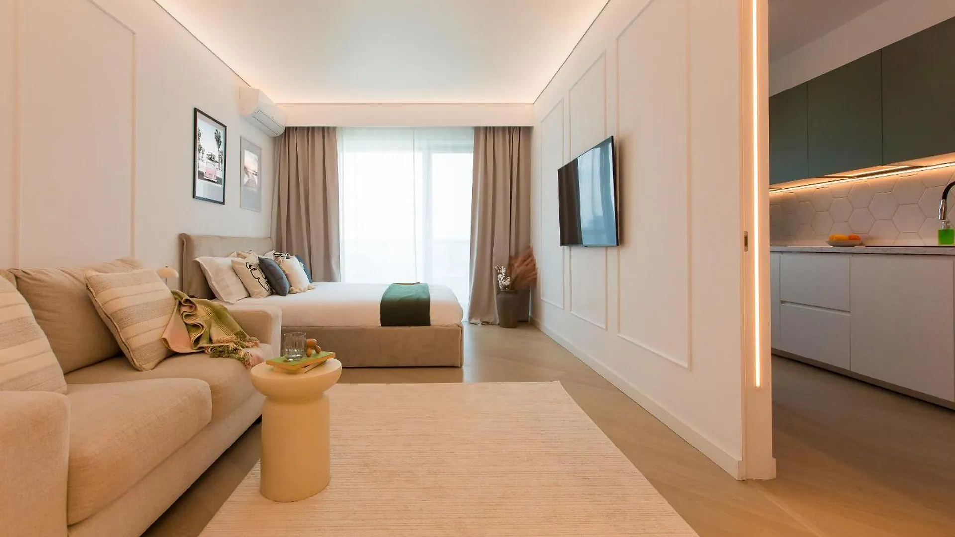 Elegant High-Rise Studio - Cortina North Voluntari Apartment