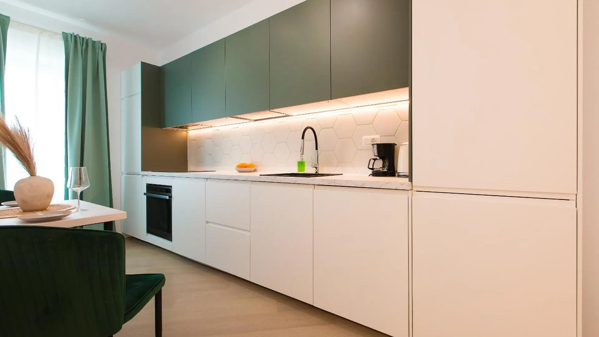 Elegant High-Rise Studio - Cortina North Voluntari Apartament